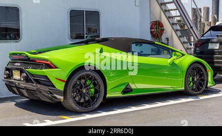 Auto sportiva Green Lamborghini sul traghetto dell'isola Foto Stock