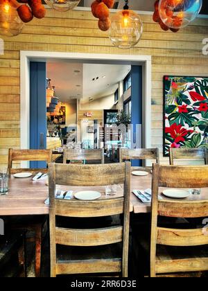 Un intimo ristorante o caffetteria rustico e moderno Foto Stock