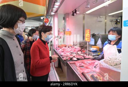 210209 -- HONG KONG, 9 febbraio 2021 -- Amministratore delegato della regione amministrativa speciale di Hong Kong della Cina HKSAR Carrie Lam apprende delle operazioni di mercato in un mercato di strada a Tin Shui Wai a Hong Kong, Cina meridionale, 8 febbraio 2021. Lam lunedì ha visitato un mercato locale e una fattoria nei nuovi territori di Hong Kong e ha esteso i saluti di Capodanno ai cittadini. CHINA-HONG KONG-CARRIE LAM CN XINHUA PUBLICATIONXNOTXINXCHN Foto Stock