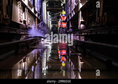 210209 -- ZHONGNING, 9 febbraio 2021 -- Un operaio pulisce i fanghi all'interno di un tunnel attraverso il fiume giallo nella contea di Zhongning, Zhongwei City, nella Cina nordoccidentale, nell'Autonomous Reigon di Ningxia Hui, 9 febbraio 2021. Più di 100 lavoratori sono ancora in servizio nel tunnel per garantire lo sviluppo del progetto in tempo nonostante il prossimo Festival di Primavera o il Capodanno lunare cinese. Questo tunnel, il secondo ad attraversare il fiume giallo a Ningxia, fa parte di un progetto più grande per fornire un servizio di riscaldamento ai residenti a Zhongning. CHINA-NINGXIA-TUNNEL ATTRAVERSO IL FIUME GIALLO CN FENGXKAIHUA PUBLICATIONXNOTXINXCHN Foto Stock