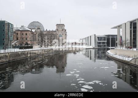 210210 -- BERLINO, 10 febbraio 2021 -- foto scattata il 9 febbraio 2021 mostra il fiume Sprea con ghiaccio che scorre a Berlino, capitale della Germania. GERMANIA-BERLINO-INVERNO ShanxYuqi PUBLICATIONxNOTxINxCHN Foto Stock