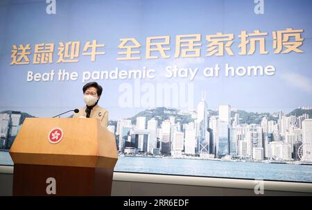 210210 -- HONG KONG, 10 febbraio 2021 -- Carrie Lam, amministratore delegato della regione amministrativa speciale di Hong Kong HKSAR, parla a una conferenza stampa nel sud della Cina a Hong Kong, 9 febbraio 2021. Carrie Lam ha detto martedì che la quarta ondata di COVID-19 a Hong Kong si è ovviamente allentata. Rispetto al picco in cui sono stati segnalati più di 600 casi confermati ogni settimana negli ultimi due mesi, il numero di nuovi casi confermati negli ultimi sette giorni è diminuito di quasi il 70%. Ha detto che se la situazione epidemica non peggiora, ci saranno le condizioni per riprendere gradualmente la vita normale dopo il Foto Stock