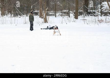 210210 -- BERLINO, 10 febbraio 2021 -- due bambini giocano nella neve a Berlino, capitale della Germania, 9 febbraio 2021. GERMANIA-BERLINO-INVERNO ShanxYuqi PUBLICATIONxNOTxINxCHN Foto Stock