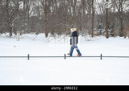 210210 -- BERLINO, 10 febbraio 2021 -- due pedoni camminano sulla neve a Berlino, capitale della Germania, 9 febbraio 2021. GERMANIA-BERLINO-INVERNO ShanxYuqi PUBLICATIONxNOTxINxCHN Foto Stock