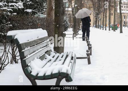 210210 -- BERLINO, 10 febbraio 2021 -- Un pedone che regge un ombrello si trova sulla neve a Berlino, capitale della Germania, 9 febbraio 2021. GERMANIA-BERLINO-INVERNO ShanxYuqi PUBLICATIONxNOTxINxCHN Foto Stock