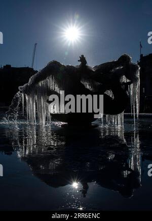 210210 -- LONDRA, 10 febbraio 2021 -- foto scattata il 10 febbraio 2021 mostra i ghiaccioli intorno alle sculture sulla fontana a Trafalgar Square a Londra, in Gran Bretagna. La tempesta Darcy ha portato nevicate a Londra per diversi giorni. BRITAIN-LONDON-DAILY LIFE-SCULPTURES IN ICE HANXYAN PUBLICATIONXNOTXINXCHN Foto Stock