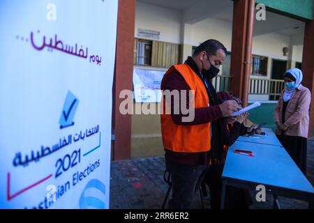 210210 -- GAZA, 10 febbraio 2021 -- Una donna palestinese si registra per le elezioni parlamentari e presidenziali, nella città meridionale di Khan Younis, 10 febbraio 2021. Le fazioni palestinesi, che si riuniscono nella capitale egiziana il Cairo, hanno concordato su tutte le questioni relative allo svolgimento delle prossime elezioni generali nei territori palestinesi. I sondaggi parlamentari e presidenziali sono fissati rispettivamente per il 22 maggio e il 31 luglio. Foto di /Xinhua MIDEAST-GAZA-KHAN YOUNIS-ELEZIONI YasserxQudih PUBLICATIONxNOTxINxCHN Foto Stock