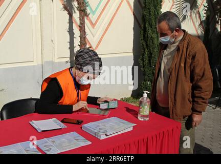 210210 -- GAZA, 10 febbraio 2021 -- Un uomo si registra per le prossime elezioni generali a Gaza City, il 10 febbraio 2021. Mercoledì la Commissione elettorale centrale palestinese del PCEC ha annunciato che 2,3 milioni di elettori sono già stati registrati per le prossime elezioni generali. Foto di /Xinhua MIDEAST-GAZA CITTÀ-ELEZIONI GENERALI-ELETTORI-REGISTRAZIONE RizekxAbdeljawad PUBLICATIONxNOTxINxCHN Foto Stock