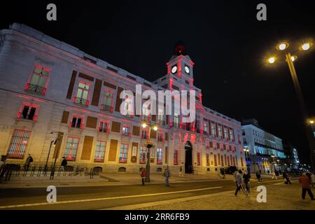 210212 -- MADRID, 12 febbraio 2021 -- l'edificio del Royal Post Office è illuminato con luce rossa per celebrare il Capodanno lunare cinese a Puerta del Sol a Madrid, in Spagna, 11 febbraio 2021. SPAGNA-MADRID-CINESE LUNAR CAPODANNO-ILLUMINAZIONE MENGXDINGBO PUBLICATIONXNOTXINXCHN Foto Stock