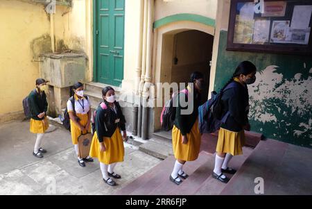 210212 -- CALCUTTA, 12 febbraio 2021 -- gli studenti fanno la fila per entrare in classe in una scuola riaperta dopo un lungo intervallo di diversi mesi a causa della pandemia di COVID-19 a Calcutta, India, 12 febbraio 2021. Str/ INDIA-KOLKATA-SCHOOL-REOPEN Xinhua PUBLICATIONxNOTxINxCHN Foto Stock