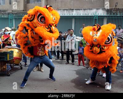 210212 -- CALCUTTA, 12 febbraio 2021 -- la gente esegue la danza dei leoni per celebrare il Capodanno lunare cinese al Tirreti Bazar di Calcutta, India, 12 febbraio 2021. Str/ INDIA-CALCUTTA-CINESE CAPODANNO-LIONE DANZANTE Xinhua PUBLICATIONxNOTxINxCHN Foto Stock