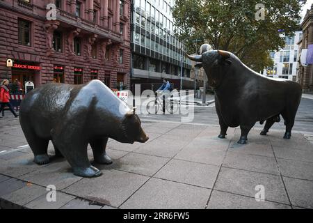 210213 -- PECHINO, 13 febbraio 2021 -- foto scattata il 28 ottobre 2020 mostra le statue di Toro e Orso fuori dalla Borsa di Francoforte a Francoforte, Germania. Lo zodiaco cinese è rappresentato da 12 animali per registrare gli anni lunari e riflettere gli attributi delle persone. L'anno 2021 è l'anno del bue secondo lo zodiaco cinese. ANNO DELL'OX-CITTÀ SCHIZZO-STATUA LUXYANG PUBLICATIONXNOTXINXCHN Foto Stock