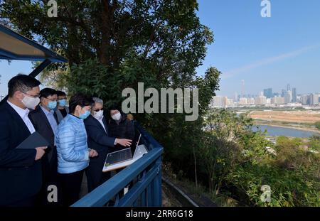 210213 -- HONG KONG, 13 febbraio 2021 -- Carrie Lam 3rd R, amministratore delegato della regione amministrativa speciale di Hong Kong HKSAR, ispeziona i progetti di costruzione di Lok ma Chau a Hong Kong, Cina meridionale, 13 febbraio 2021. CHINA-HONG KONG-CARRIE LAM-INSPECTION CN WANGXSHEN PUBLICATIONXNOTXINXCHN Foto Stock