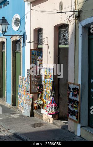 Salvador, Bahia, Brasile - 2 settembre 2023: Veduta di un negozio di souvenir a Pelourinho, il centro storico di Salvador. Foto Stock