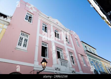 Salvador, Bahia, Brasile - 2 settembre 2023: Vista delle case e dell'architettura di Pelourinho, situato nel centro storico della città di Salvador, B. Foto Stock