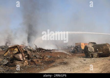 210214 -- HERAT, 14 febbraio 2021 -- foto scattata il 14 febbraio 2021 mostra i relitti delle petroliere nel porto secco Islam Qala della provincia di Herat, Afghanistan. Almeno 20 persone sono rimaste ferite e una grande perdita economica è stata inflitta in un incendio scoppiato nell'ufficio doganale di Islam Qala nel porto secco del confine occidentale afghano sabato, i media locali hanno riferito domenica. Più di 1.000 camion di petrolio, gas e merci sono stati distrutti dall'incendio del porto di Islam Qala nella provincia di Herat che è scoppiato sabato pomeriggio e ha spento sabato sera tardi, Tolo News TV ha riferito. Str/ AFGHANISTAN-HERAT-PORT-FIRE Xinhua PUBLICATIONxNOTxINxC Foto Stock