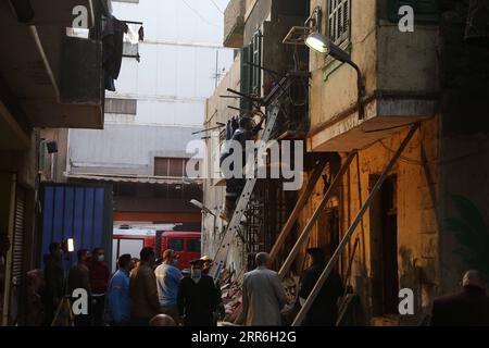 210215 -- CAIRO, 15 febbraio 2021 -- soccorritori e personale di sicurezza sono visti vicino al sito dove un edificio a due piani è crollato al Cairo, in Egitto, 15 febbraio 2021. Almeno quattro sono stati uccisi in un edificio di due piani crollato lunedì nel distretto di Shoubra, nel cuore della capitale egiziana il Cairo, ha riferito il sito web di Ahram gestito dallo stato. EGITTO-CAIRO-COSTRUZIONE-CROLLO AhmedxGomaa PUBLICATIONxNOTxINxCHN Foto Stock