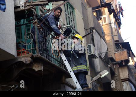 210215 -- CAIRO, 15 febbraio 2021 -- i soccorritori lavorano vicino al sito dove un edificio a due piani è crollato al Cairo, in Egitto, 15 febbraio 2021. Almeno quattro sono stati uccisi in un edificio di due piani crollato lunedì nel distretto di Shoubra, nel cuore della capitale egiziana il Cairo, ha riferito il sito web di Ahram gestito dallo stato. EGITTO-CAIRO-COSTRUZIONE-CROLLO AhmedxGomaa PUBLICATIONxNOTxINxCHN Foto Stock