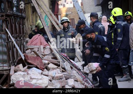 210215 -- CAIRO, 15 febbraio 2021 -- i soccorritori lavorano vicino al sito dove un edificio a due piani è crollato al Cairo, in Egitto, 15 febbraio 2021. Almeno quattro sono stati uccisi in un edificio di due piani crollato lunedì nel distretto di Shoubra, nel cuore della capitale egiziana il Cairo, ha riferito il sito web di Ahram gestito dallo stato. EGITTO-CAIRO-COSTRUZIONE-CROLLO AhmedxGomaa PUBLICATIONxNOTxINxCHN Foto Stock