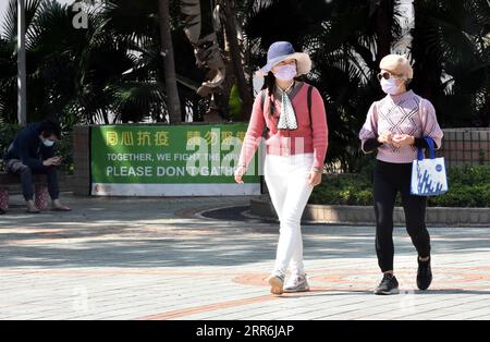 210218 -- HONG KONG, 18 febbraio 2021 -- le persone che indossano maschere per il viso camminano in una strada a Hong Kong, nel sud della Cina, 18 febbraio 2021. Il Centro per la protezione della salute di Hong Kong CHP ha riportato otto nuove infezioni di COVID-19 giovedì, portando il totale a 10.820. CHINA-HONG KONG-COVID-19-CASESCN LoxPingxFai PUBLICATIONxNOTxINxCHN Foto Stock