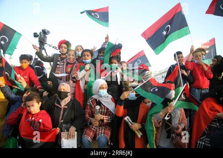 210219 -- PECHINO, 19 febbraio 2021 -- la gente si riunisce in Piazza dei Martiri a Tripoli, Libia, il 17 febbraio 2021. Migliaia di libici mercoledì hanno celebrato il decimo anniversario della rivoluzione che ha rovesciato il regime del defunto leader Muammar Gheddafi nel 2011. Foto di /Xinhua XINHUA FOTO DEL GIORNO HamzaxTurkia PUBLICATIONxNOTxINxCHN Foto Stock