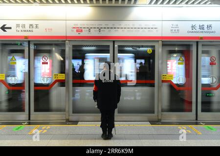 210220 -- PECHINO, 20 febbraio 2021 -- Un membro del personale lavora alla stazione di Changchengqiao a Shijiazhuang, nella provincia di Hebei, nella Cina settentrionale, 19 febbraio 2021. Shijiazhuang ha ripreso l'attività della metropolitana a tutto tondo con misure di prevenzione della COVID-19 venerdì. XINHUA FOTO DEL GIORNO JinxHaoyuan PUBLICATIONxNOTxINxCHN Foto Stock