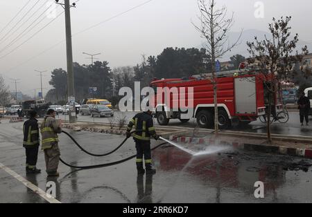 210220 -- KABUL, 20 febbraio 2021 -- i vigili del fuoco puliscono un sito di esplosione a Kabul, capitale dell'Afghanistan, 20 febbraio 2021. Almeno cinque persone, tra cui due agenti di polizia e una donna, sono state uccise e due persone ferite in tre esplosioni, colpendo tre auto a Kabul sabato, la polizia della capitale ha confermato. AFGHANISTAN-KABUL-ESPLOSIONE RahmatullahxAlizadah PUBLICATIONxNOTxINxCHN Foto Stock