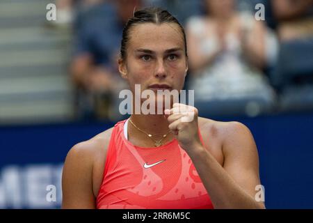 New York, USA. 6 settembre 2023. Aryna Sabalenka della Bielorussia reagisce durante i quarti di finale del singolare femminile contro la cinese Zheng Qinwen agli US Open 2023 di New York, negli Stati Uniti, 6 settembre 2023. Crediti: Liu Jie/Xinhua/Alamy Live News Foto Stock