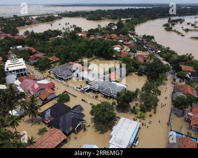 News Bilder des Tages 210222 -- GIAVA OCCIDENTALE, 22 febbraio 2021 -- foto aerea scattata il 22 febbraio 2021 mostra le case sommerse dalle inondazioni a causa dell'alta intensità delle piogge e del traboccamento del fiume Citarum a Bekasi, Giava Occidentale, Indonesia. Foto di /Xinhua INDONESIA-WEST JAVA-FLOOD AryaxManggala PUBLICATIONxNOTxINxCHN Foto Stock