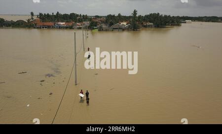 210222 -- GIAVA OCCIDENTALE, 22 febbraio 2021 -- foto aerea scattata il 22 febbraio 2021 mostra le persone che camminano attraverso la strada sommersa dalle inondazioni a causa dell'alta intensità delle piogge e del traboccamento del fiume Citarum a Bekasi, Giava Occidentale, Indonesia. Foto di /Xinhua INDONESIA-WEST JAVA-FLOOD JefrixTarigan PUBLICATIONxNOTxINxCHN Foto Stock