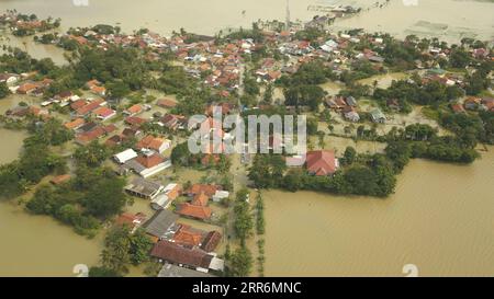 210222 -- GIAVA OCCIDENTALE, 22 febbraio 2021 -- foto aerea scattata il 22 febbraio 2021 mostra case sommerse da inondazioni dovute all'alta intensità di pioggia e al traboccamento del fiume Citarum a Bekasi, Giava Occidentale, Indonesia. Foto di /Xinhua INDONESIA-WEST JAVA-FLOOD JefrixTarigan PUBLICATIONxNOTxINxCHN Foto Stock