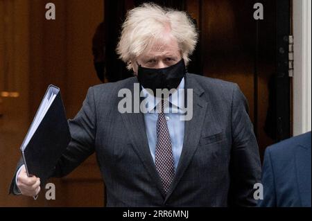 News Themen der Woche KW08 News Bilder des Tages 210222 -- LONDRA, 22 febbraio 2021 -- il primo ministro britannico Boris Johnson lascia 10 Downing Street per la camera dei comuni a Londra, in Gran Bretagna, il 22 febbraio 2021. Johnson ha annunciato lunedì che le scuole in Inghilterra riapriranno dall'8 marzo come parte della roadmap per facilitare l'attuale blocco del coronavirus. Foto di /Xinhua BRITAIN-LONDON-COVID-19-PM- ROADMAP -LOCKDOWN-EXIT RayxTang PUBLICATIONxNOTxINxCHN Foto Stock