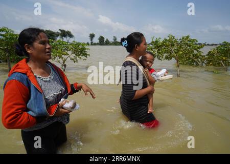 210222 -- GIAVA OCCIDENTALE, 22 febbraio 2021 -- la gente cammina attraverso le acque alluvionali a causa dell'alta intensità delle precipitazioni e del traboccamento del fiume Citarum a Bekasi, Giava Occidentale, Indonesia, 22 febbraio 2021. Foto di /Xinhua INDONESIA-WEST JAVA-FLOOD JefrixTarigan PUBLICATIONxNOTxINxCHN Foto Stock