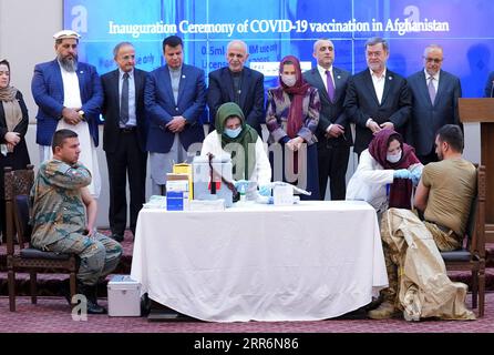 News Themen der Woche KW08 News Bilder des Tages 210223 -- KABUL, 23 febbraio 2021 -- un membro della forza di sicurezza afghana riceve il vaccino COVID-19 durante la cerimonia di inaugurazione a Kabul, Afghanistan, 23 febbraio 2021. /Handout via Xinhua AFGHANISTAN-KABUL-COVID-19-VACCINAZIONEPRESIDENTXPALACE PUBLICATIONxNOTxINxCHN Foto Stock