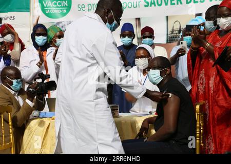 210224 -- DAKAR, 24 febbraio 2021 -- Ministro senegalese della salute e dell'azione sociale Abdoulaye Diouf Sarr riceve una dose di vaccino anti COVID-19 fornito dalla società cinese Sinopharm a Dakar, in Senegal, il 23 febbraio 2021. Martedì il Senegal ha ufficialmente iniziato la prima fase della vaccinazione contro la COVID-19, facendo un nuovo passo nella crociata contro la pandemia. Abdoulaye Diouf Sarr ha ricevuto la prima dose di vaccino COVID-19 davanti alla stampa nel suo ministero, che simboleggiava il punto di partenza della campagna di vaccinazione del Senegal. SENEGAL-CINA-COVID-19-VACCINO-INOCULAZIONE XingxJianqiao PUBLICATIONxNOTxINxCHN Foto Stock