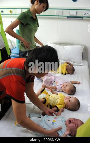 210224 -- FUNAN, 24 febbraio 2021 -- i quadruplets ricevono cure in un ospedale a Hefei, nella provincia di Anhui della Cina orientale, 18 luglio 2014. Prima di tornare al lavoro, Chang Sheng, un abitante del villaggio di Wujing, e sua moglie Zhu Chengzhen si sono divertiti molto con i loro quadrupletti nel villaggio durante la loro festa di primavera. Questa famiglia felice di sei membri una volta ha vissuto un periodo molto difficile qualche anno fa. Nell'ottobre 2013 Zhu Chengzhen diede alla luce i quadrupletti di Hefei, capitale della provincia di Anhui. Prima che la coppia potesse godersi la gioia di essere genitori per la prima volta, la realtà g Foto Stock