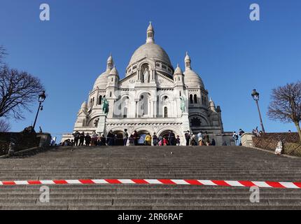 210226 -- PECHINO, 26 febbraio 2021 -- l'area di fronte alla Basilica del Sacro cuore è bloccata dalla polizia in cima al Montmartre a Parigi, in Francia, 24 febbraio 2021. Mercoledì la Francia ha confermato 31.519 nuovi casi di COVID-19, il più grande salto di un giorno dalla metà di novembre 2020, poiché la situazione molto preoccupante in alcuni dipartimenti ha costretto le autorità a imporre un blocco parziale per combattere la rinascita del virus. XINHUA FOTO DEL GIORNO GaoxJing PUBLICATIONxNOTxINxCHN Foto Stock