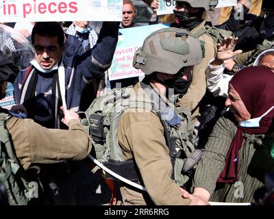 210226 -- HEBRON, 26 febbraio 2021 -- soldati israeliani si scontrano con manifestanti palestinesi durante una protesta che segna il 27° anniversario del massacro della moschea di Ibrahimi nella città di Hebron, 26 febbraio 2021. Il 25 febbraio 1994, Baruch Goldstein, un colono e medico di riserva delle forze di difesa israeliane, entrò nella moschea durante le preghiere dell'alba in una mattina del Ramadan e uccise 29 adoratori. Foto di /Xinhua MIDEAST-HEBRON-PROTESTA MamounxWazwaz PUBLICATIONxNOTxINxCHN Foto Stock