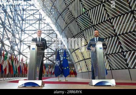 210227 -- BRUXELLES, 27 febbraio 2021 -- il presidente del Consiglio europeo Charles Michel R e l'Organizzazione del Trattato del Nord Atlantico il segretario generale della NATO Jens Stoltenberg si preparano a partecipare al secondo giorno del vertice virtuale a Bruxelles, in Belgio, 26 febbraio 2021. Venerdì i leader degli stati membri dell'UE hanno ribadito il loro impegno ad aumentare la capacità dell'UE di agire autonomamente nel contesto del loro dibattito strategico sulla politica europea di sicurezza e di difesa, nonché la necessità che il blocco si assuma maggiori responsabilità per la sua sicurezza. Concludendo un vertice virtuale di due giorni, i capi di stato e i capi di stato Foto Stock