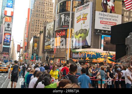Turisti a Times Square NYC Foto Stock
