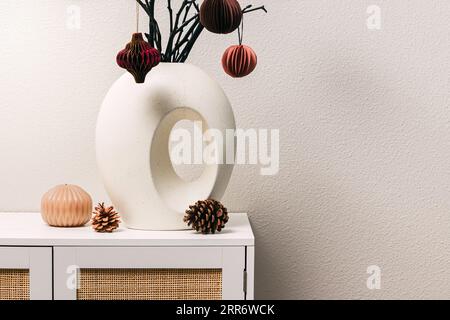 Interni scandinavi moderni con decor natalizio minimalista nel soggiorno Foto Stock