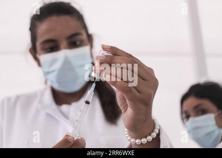 210303 -- SAN PAOLO, 3 marzo 2021 -- Un operatore sanitario prepara il vaccino CoronaVac sviluppato dalla società cinese Sinovac durante un'immunizzazione drive-thru allo stadio Morumbi di San Paolo, Brasile, il 2 marzo 2021. Foto di /Xinhua BRAZIL-SAO PAULO-COVID-19-VACCINATION RahelxPatrasso PUBLICATIONxNOTxINxCHN Foto Stock