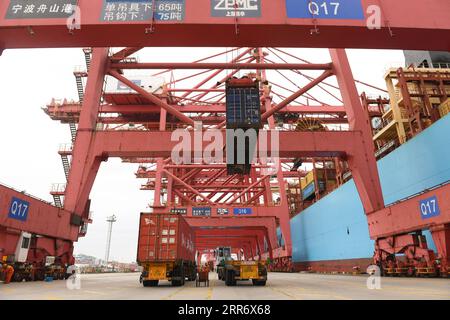 210303 -- NINGBO, 3 marzo 2021 -- la gru solleva un container presso il porto di Ningbo Zhoushan a Ningbo, provincia di Zhejiang nella Cina orientale, 3 marzo 2021. Sia il trasporto di merci che quello di container del porto di Ningbo Zhoushan hanno registrato una crescita annua del 4,7% e del 4,3% rispettivamente nel 2020. Il porto ha visto la sua portata di carico raggiungere 1,172 miliardi di tonnellate, mentre la portata di container ha raggiunto 28,72 milioni di unità equivalenti TEU di 20 piedi lo scorso anno. CHINA-ZHEJIANG-NINGBO-PORT-THROUGHPUT CN WENGXXINYANG PUBLICATIONXNOTXINXCHN Foto Stock