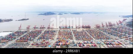 210303 -- NINGBO, 3 marzo 2021 -- foto aerea scattata il 3 marzo 2021 mostra una vista al porto di Ningbo Zhoushan a Ningbo, nella provincia dello Zhejiang nella Cina orientale. Sia il trasporto di merci che quello di container del porto di Ningbo Zhoushan hanno registrato una crescita annua del 4,7% e del 4,3% rispettivamente nel 2020. Il porto ha visto la sua portata di carico raggiungere 1,172 miliardi di tonnellate, mentre la portata di container ha raggiunto 28,72 milioni di unità equivalenti TEU di 20 piedi lo scorso anno. CHINA-ZHEJIANG-NINGBO-PORT-THROUGHPUT CN WENGXXINYANG PUBLICATIONXNOTXINXCHN Foto Stock