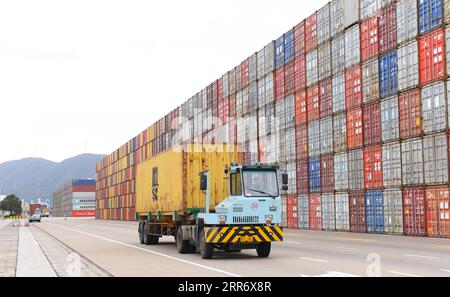 210303 -- NINGBO, 3 marzo 2021 -- Un camion container consegna un container al porto di Ningbo Zhoushan a Ningbo, nella provincia di Zhejiang, nella Cina orientale, 3 marzo 2021. Sia il trasporto di merci che quello di container del porto di Ningbo Zhoushan hanno registrato una crescita annua del 4,7% e del 4,3% rispettivamente nel 2020. Il porto ha visto la sua portata di carico raggiungere 1,172 miliardi di tonnellate, mentre la portata di container ha raggiunto 28,72 milioni di unità equivalenti TEU di 20 piedi lo scorso anno. CHINA-ZHEJIANG-NINGBO-PORT-THROUGHPUT CN WENGXXINYANG PUBLICATIONXNOTXINXCHN Foto Stock