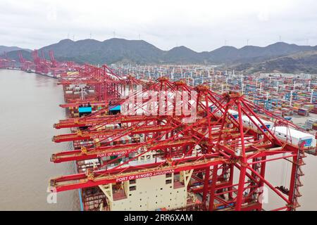 210303 -- NINGBO, 3 marzo 2021 -- foto aerea scattata il 3 marzo 2021 mostra una vista al porto di Ningbo Zhoushan a Ningbo, nella provincia dello Zhejiang nella Cina orientale. Sia il trasporto di merci che quello di container del porto di Ningbo Zhoushan hanno registrato una crescita annua del 4,7% e del 4,3% rispettivamente nel 2020. Il porto ha visto la sua portata di carico raggiungere 1,172 miliardi di tonnellate, mentre la portata di container ha raggiunto 28,72 milioni di unità equivalenti TEU di 20 piedi lo scorso anno. CHINA-ZHEJIANG-NINGBO-PORT-THROUGHPUT CN WENGXXINYANG PUBLICATIONXNOTXINXCHN Foto Stock