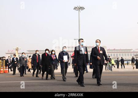 210304 -- PECHINO, 4 marzo 2021 -- i membri del Comitato Nazionale della 13a Conferenza consultiva politica del popolo cinese, CPPCC, camminano verso la grande sala del popolo per la riunione di apertura della quarta sessione del 13° Comitato Nazionale del PCC a Pechino, capitale della Cina, 4 marzo 2021. DUE SESSIONSCHINA-PECHINO-CPPCC-SESSIONE ANNUALE CN CAOXCAN PUBLICATIONXNOTXINXCHN Foto Stock