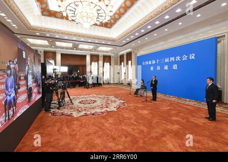 210304 -- PECHINO, 4 marzo 2021 -- i membri del Comitato Nazionale della 13a Conferenza consultiva politica del popolo cinese CPPCC sono intervistati tramite link video in vista dell'apertura della quarta sessione del 13° Comitato Nazionale CPPCC presso la grande sala del popolo a Pechino, capitale della Cina, 4 marzo 2021. DUE SESSIONSCHINA-BEIJING-CPPCC-MEMBRI-INTERVISTA CN ZHANGXHAOFU PUBLICATIONXNOTXINXCHN Foto Stock