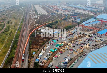 210304 -- PECHINO, 4 marzo 2021 -- la foto aerea mostra un treno merci Cina-Europa diretto a Helsinki, Finlandia, in partenza dalla stazione Putian di Zhengzhou, provincia centrale di Henan, Cina, 20 novembre 2020. Xinhua titoli: Inizia la stagione politica più importante della Cina, mettendo insieme forza per la modernizzazione HaoxYuan PUBLICATIONxNOTxINxCHN Foto Stock