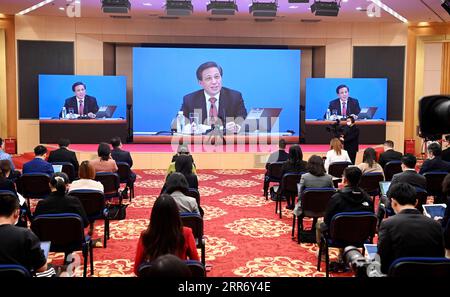 210304 -- PECHINO, 4 marzo 2021 -- i giornalisti partecipano a una conferenza stampa della quarta sessione del 13 ° Congresso Nazionale del popolo NPC tramite link video a Pechino, capitale della Cina, 4 marzo 2021. L'NPC, la legislatura nazionale cinese, ha tenuto una conferenza stampa giovedì sera, prima dell'apertura della sua sessione annuale. Zhang Yesui, portavoce della quarta sessione del 13° NPC, ha risposto alle domande dei giornalisti cinesi e stranieri all'ordine del giorno della sessione e al lavoro dell'NPC tramite link video. DUE SESSIONSCHINA-BEIJING-NPC-CONFERENZA STAMPA CN JINXLIANGKUAI PUBLICATIONXNOTXINXCHN Foto Stock